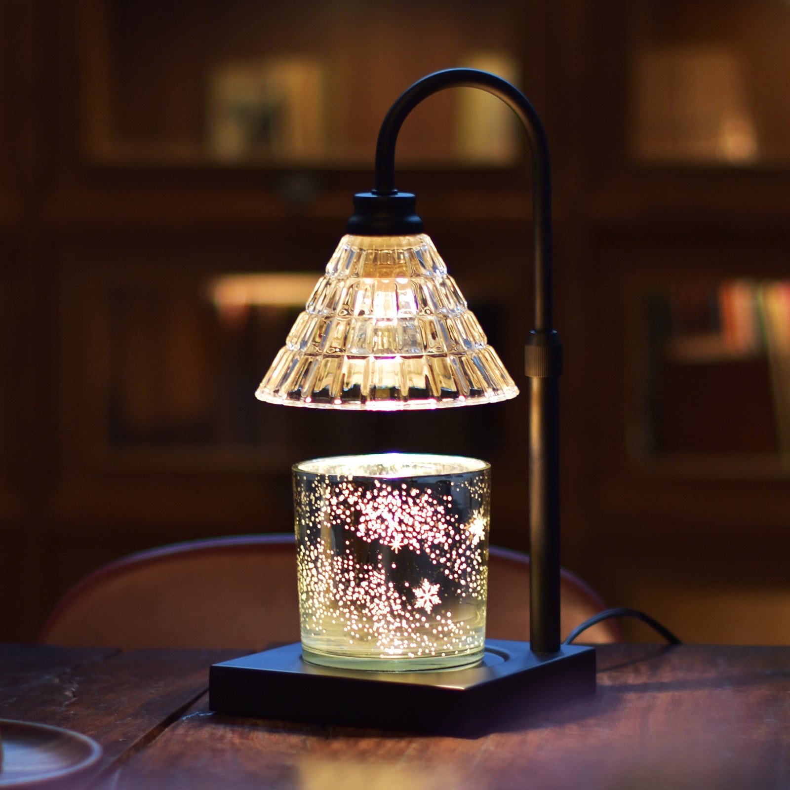 Why a Candle Warmer Lamp is a Thoughtful Gift for Her